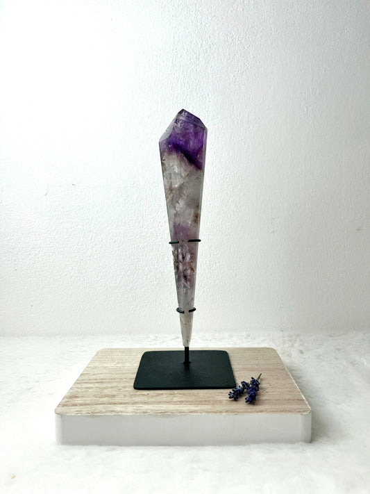 Fingerprint Amethyst Wand / Stab auf Ständer