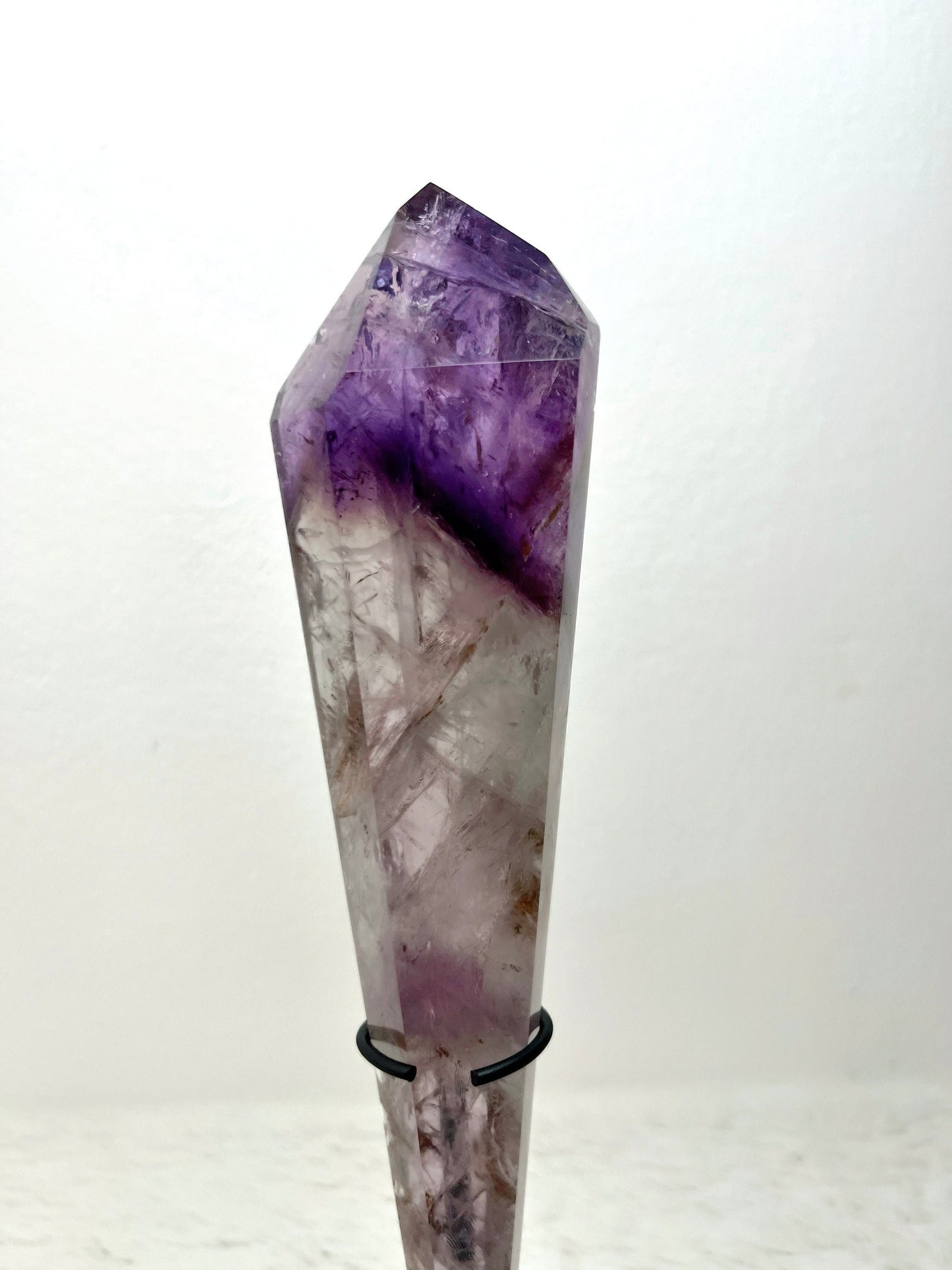 Fingerprint Amethyst Wand / Stab auf Ständer