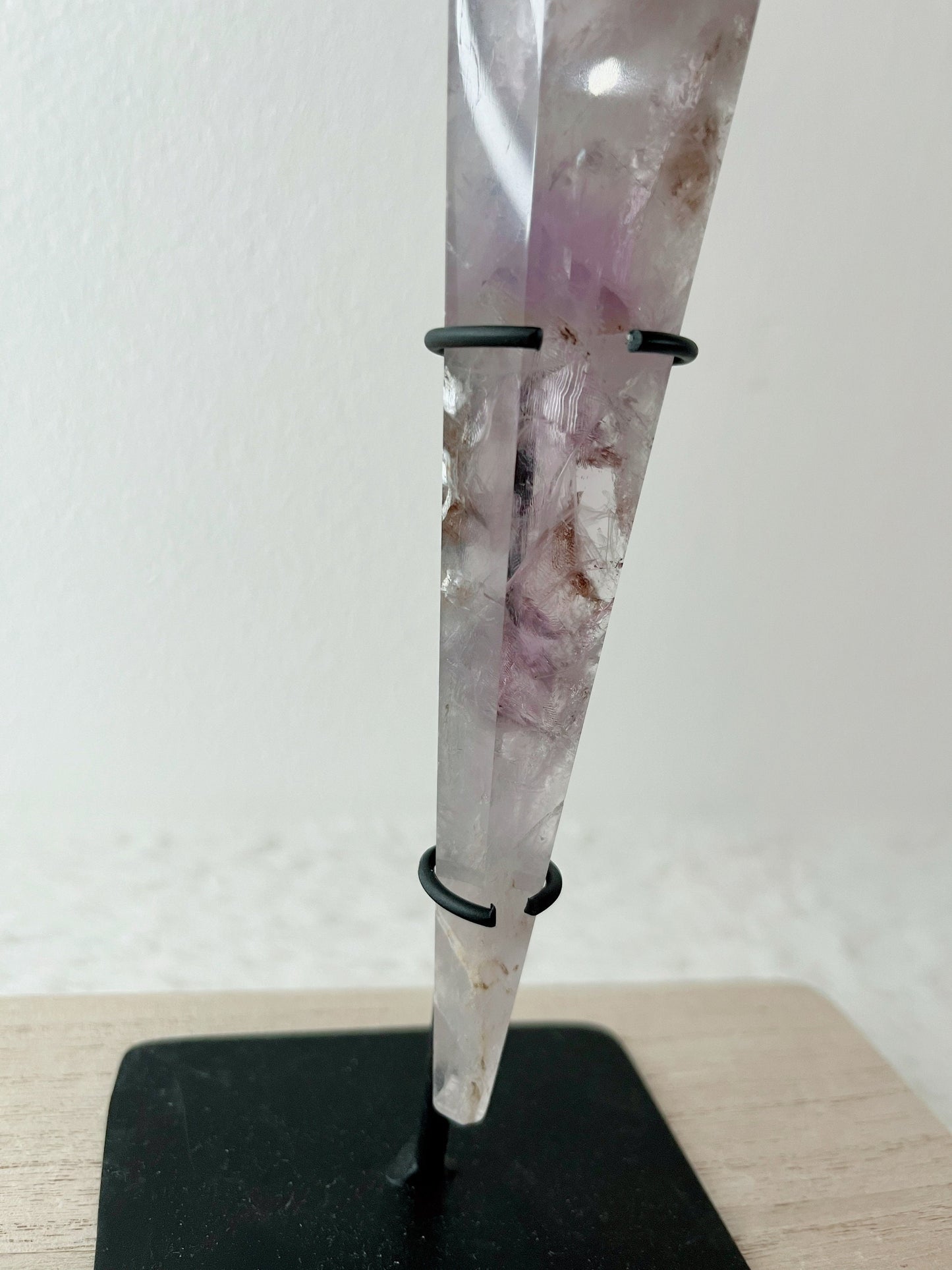 Fingerprint Amethyst Wand / Stab auf Ständer