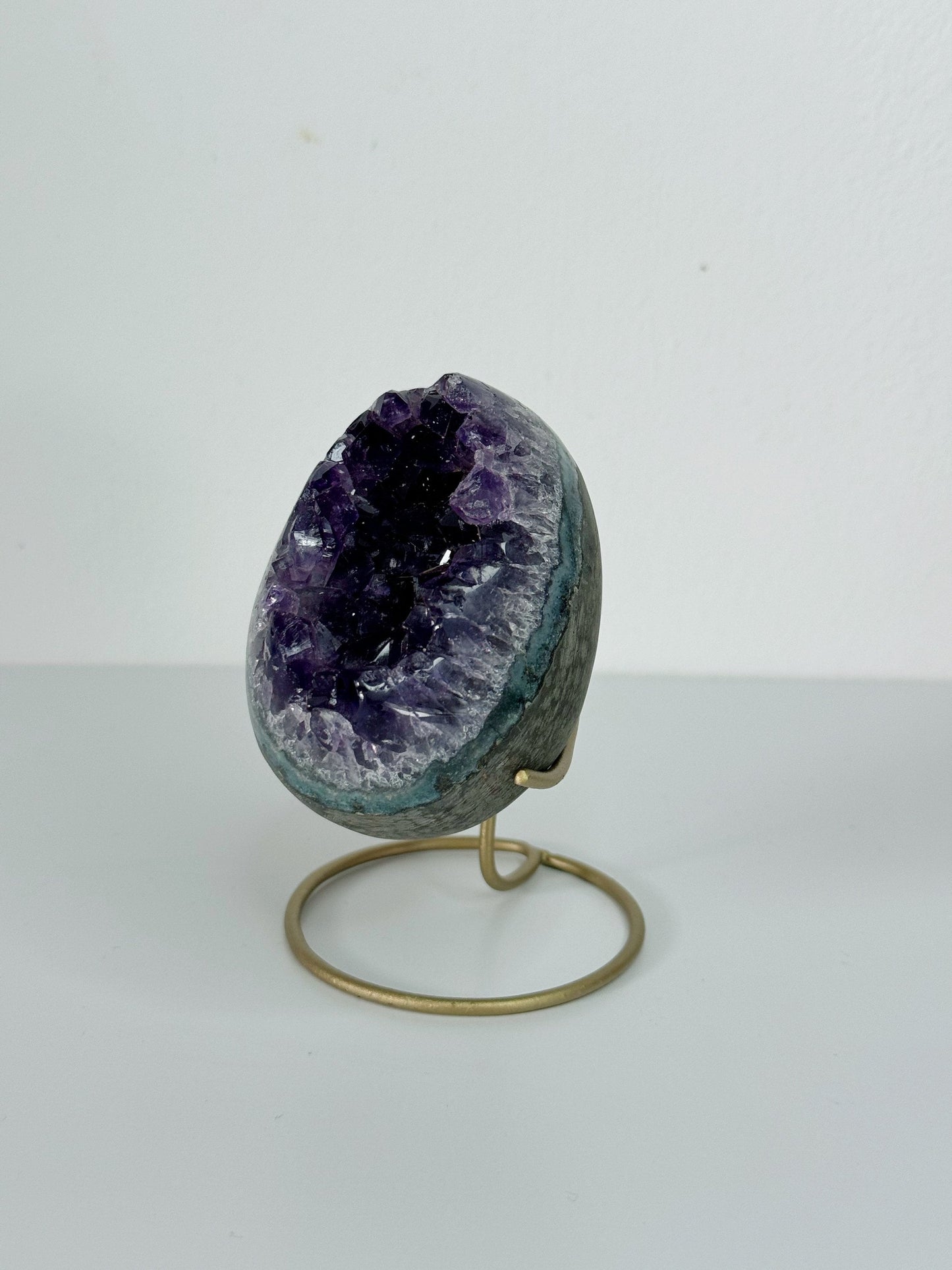 Amethyst Ei auf Metallständer