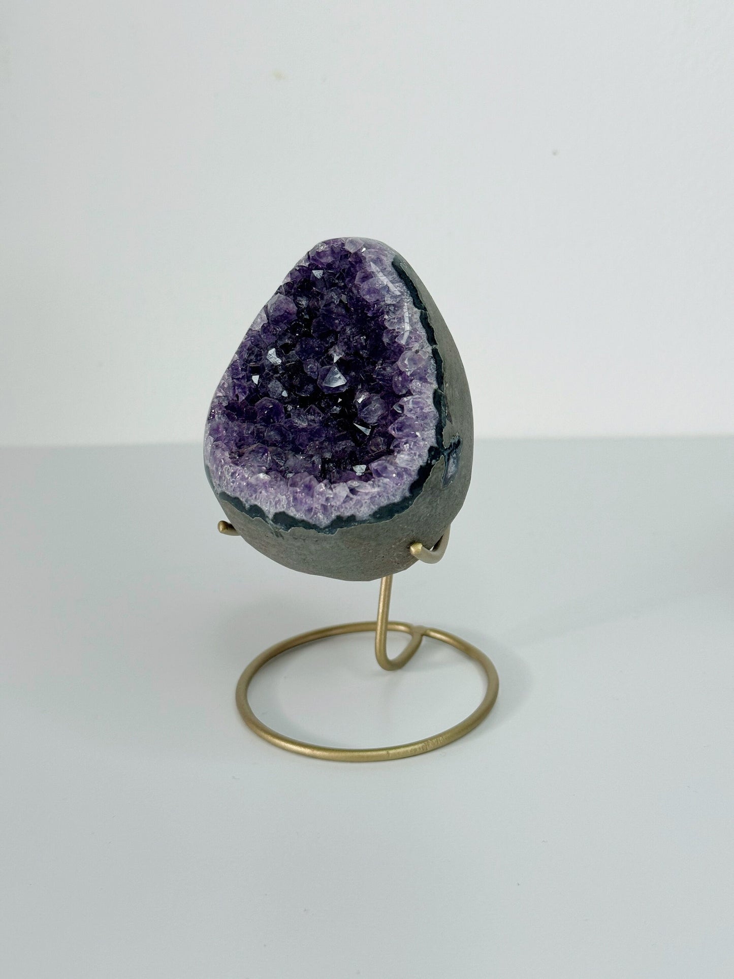 Amethyst Ei auf Metallständer