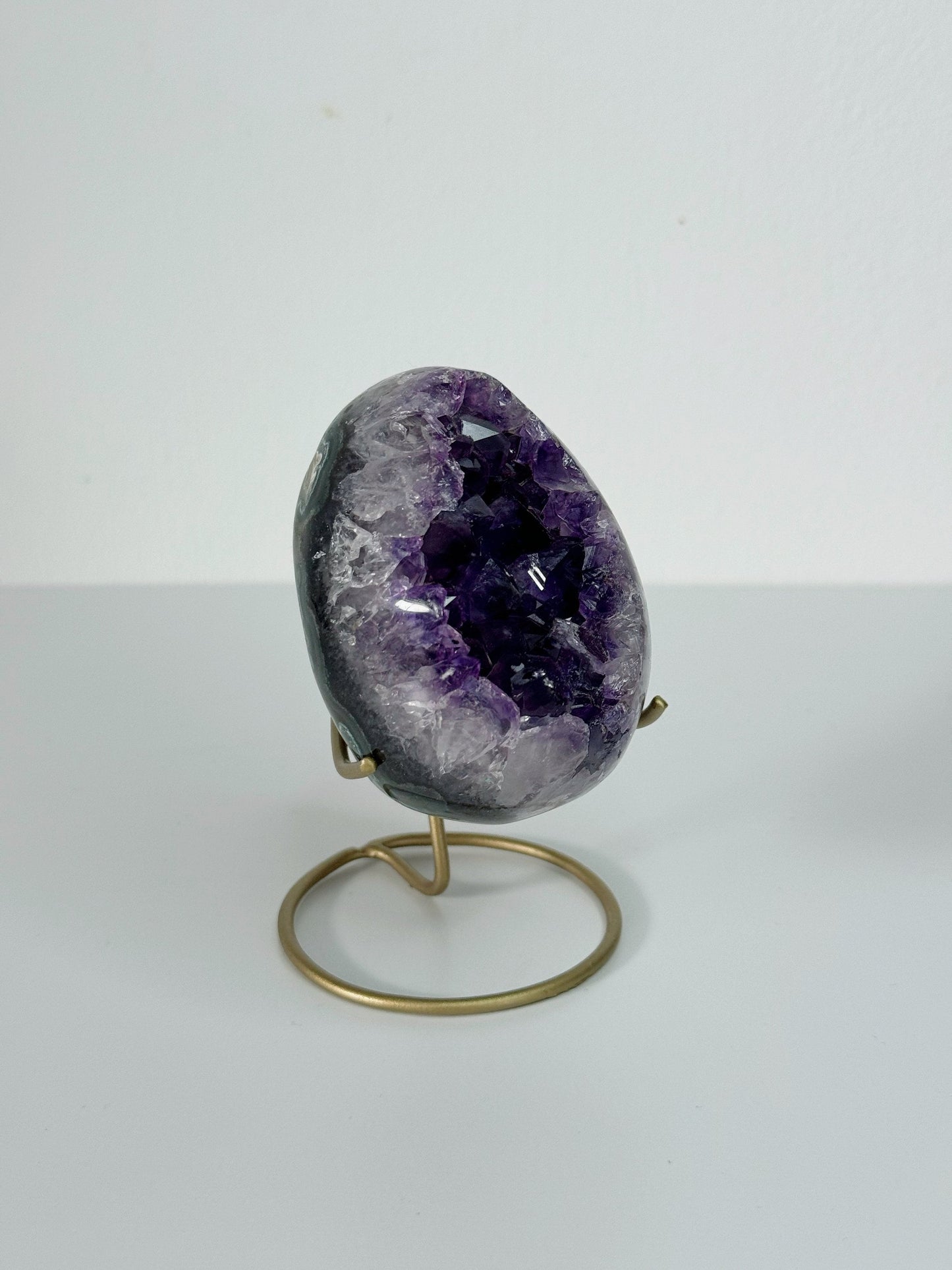 Amethyst Ei auf Metallständer